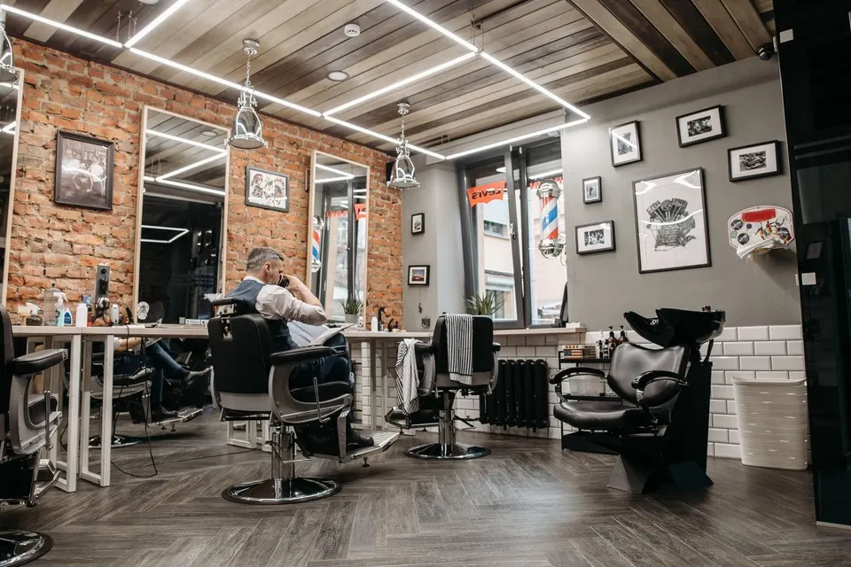 Inside Sharp & Co. Grooming, Kaushambi